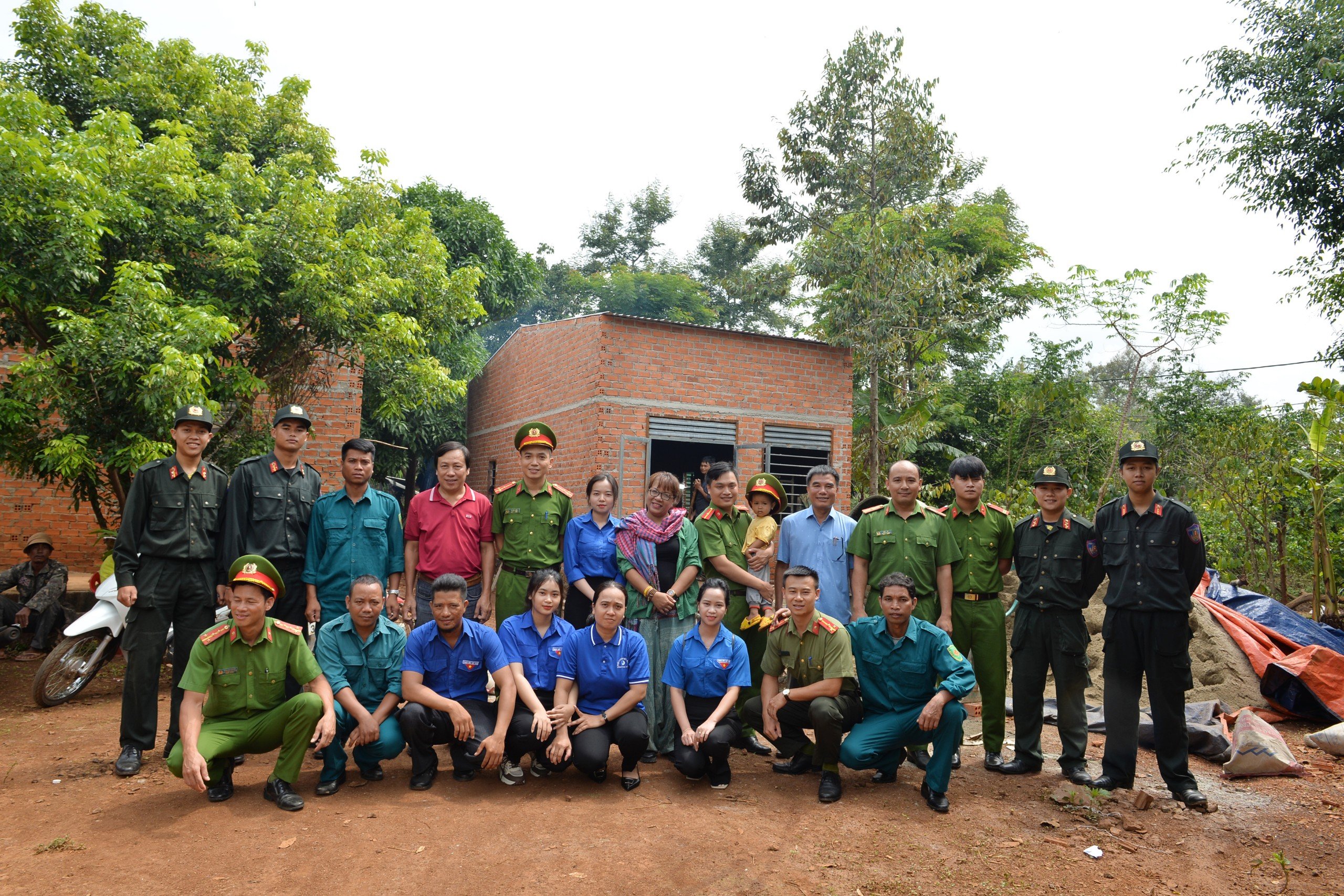 Đoàn TNCS Hồ Chí Minh xã Ea Bhốk, phối hợp cùng Công an xã, Công an huyện Cư Kuin cùng Dân quân tự vệ hỗ trợ ngày công, phần việc để xây nhà từ đề án xây dựng căn nhà cho các hộ nghèo, khó khăn về nhà ở, gia đình chính sách, đồng bào dân tộc thiểu số trên địa bàn tỉnh Đắk Lắk theo đề án của Bộ Công an trên địa bàn xã Ea Bhốk